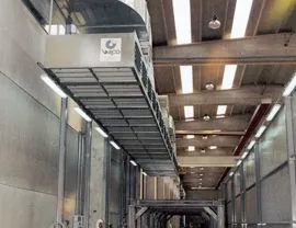 Piano grigliato con sistema filtrante ad acqua e plenum di immissione aria calda appositamente non collocato al centro del piano per consentire la movimentazione dei pezzi molto pesanti con carroponte