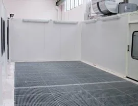  Piano grigliato con sistema filtrante ad acqua e pannellature perimetrali con porte scorrevoli e illuminazione superiore