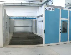 Piano grigliato con sistema filtrante ad acqua, cabina a velo d'acqua frontale e pannellature perimetrali con porte scorrevoli
