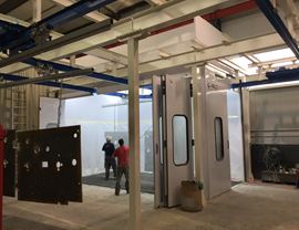 Liquid spray booth with vertical air flow with front and side opening
