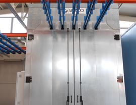 Static polymerization oven with rails for manual insertion of several hangers