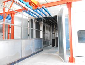 Static polymerization oven with rails for manual insertion of several hangers with pieces of 8,000 mm length