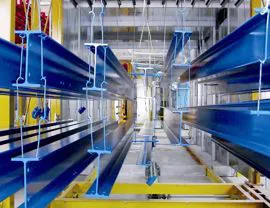 Carrello motorizzato con pezzi appesi alle bilancelle Lu 7.000 mm – portata 5.000 kg – pronto per l’inserimento nel forno di polimerizzazione