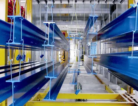 Carrello motorizzato con pezzi appesi alle bilancelle Lu 7.000 mm – portata 5.000 kg – pronto per l’inserimento nel forno di polimerizzazione