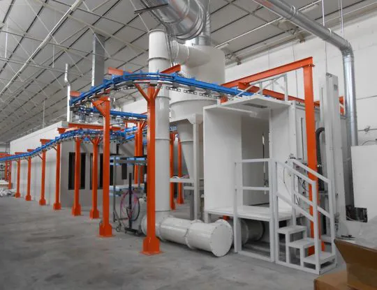 cabina di verniciatura con pannellatura sandwich in PVC con due postazioni automatiche e due postazioni di pre e post ritocco manuali esterne