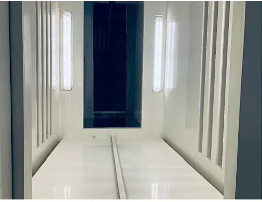 Vista interna della cabina di verniciatura con pannellatura sandwich in PVC con sistema di soffiaggio automatico integrato per cambio rapido colore