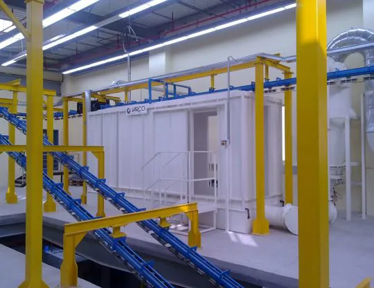 Cabina di verniciatura polveri con pannellatura in PVC a recupero e discesa del convogliatore aereo al piano inferiore 