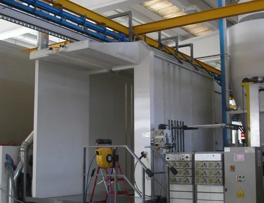 Cabina di verniciatura polveri con pannellatura sandwich in PVC a recupero con due postazioni automatiche e due postazioni manuali di pre e post ritocco esterne