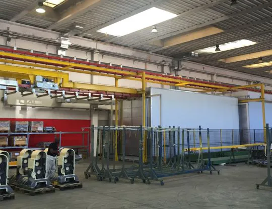 Impianto di verniciatura polveri con convogliatore aereo a due linee parallele per pezzi fino a Lu 8.000 mm
