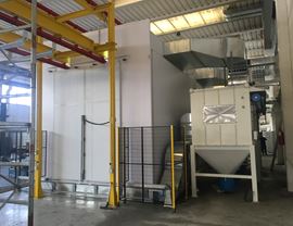Pressurized powder coating booth with air re-introduction and with automatic sliding doors