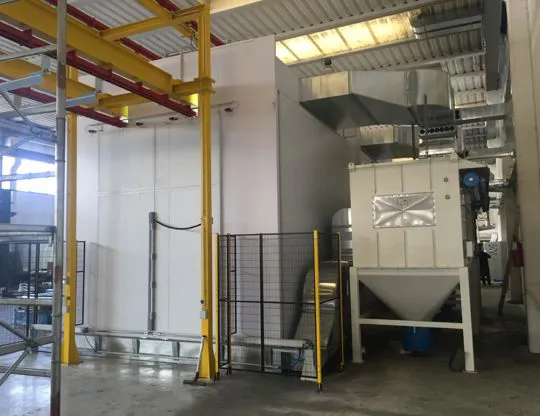 Cabina di verniciatura polveri pressurizzata con reimmissione d'aria e con porte scorrevoli automatiche