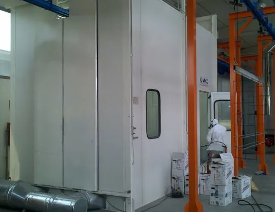 Cabina di verniciatura polveri a flusso verticale dell’aria su basamento metallico