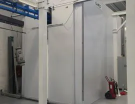 Forno di essiccazione t 80 °C con porte scorrevoli automatiche e sistema di riscaldamento con bruciatore in vena d'aria
