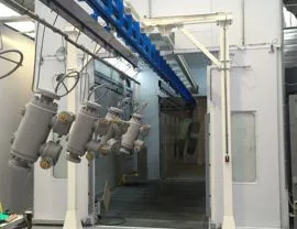 Vista interna cabina di verniciatura pressurizzata a ventilazione verticale dell'aria con grigliato totale