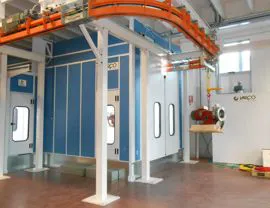 Cabina di verniciatura pressurizzata su basamento metallico con porte scorrevoli automatiche 
