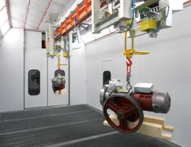 Vista interna cabina a ventilazione verticale dell'aria con grigliato totale e apposito discensore per facilitare l'operatore nella verniciatura